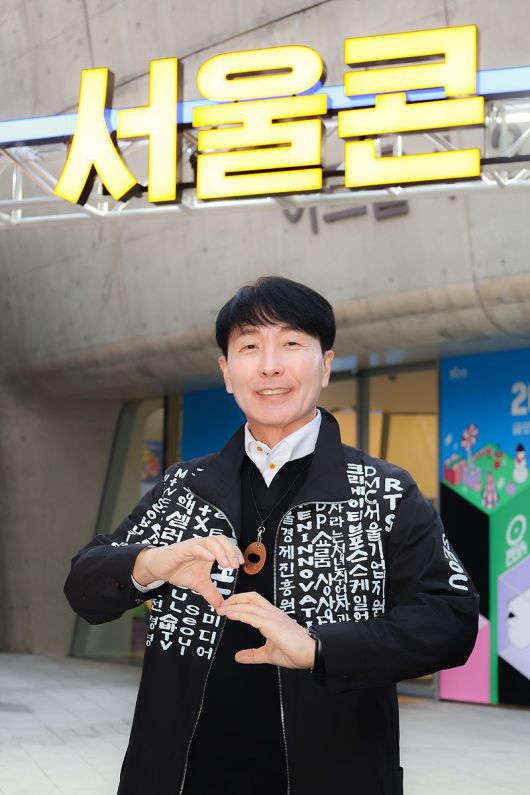 2025 서울콘 현장에서 행사를 소개하는 김현우 대표 / 출처=SBA