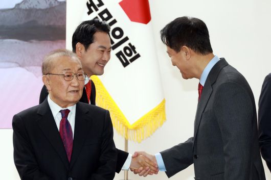 장동혁 국민의힘 대표와 오세훈 서울시장이 1일 서울 여의도 당사에서 열린 신년인사회에서 인사하고 있다. 2025.01.01 서울=뉴시스