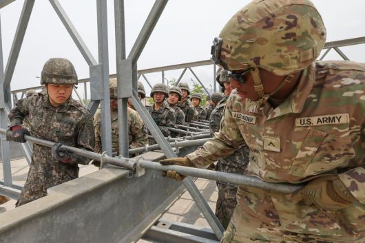 한미 병사들이  함께 미 병참선 교량을 구축하고 있다. 2025.6.11/육군 제공