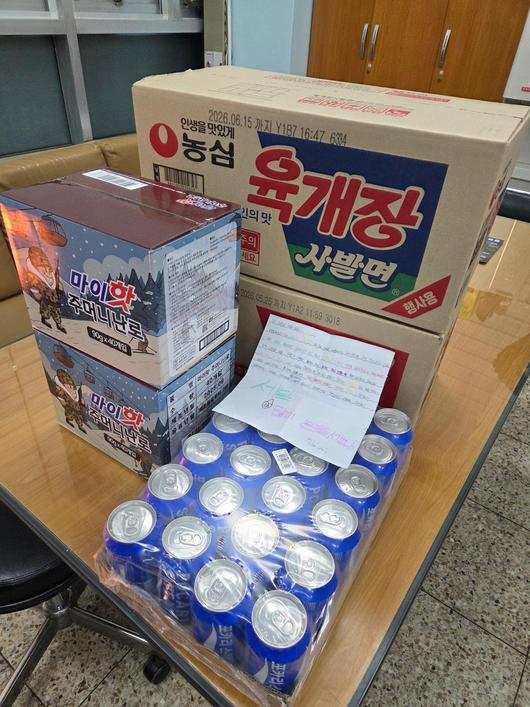 1일 오후 인천 계양구 계양소방서 작전119안전센터 정문에 아버지와 아이로 보이는 이들이 놓고 간 편지와 간식. 인천소방본부 제공