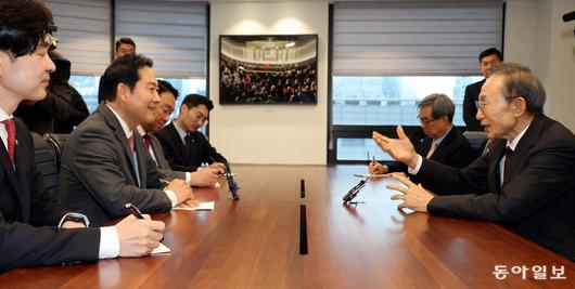 장동혁 국민의힘 대표가 2일 서울 서초구 영포빌딩에서 이명박 전 대통령을 만나 외연 확장 등 당 운영 방안과 지방선거 전략에 관한 조언을 들고 있다. 2026.1.2. 이훈구 기자 ufo@donga.com
