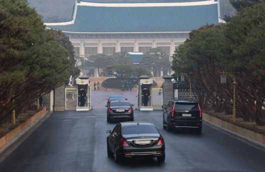 이재명 대통령 차량행렬이 29일 서울 종로구 청와대 정문으로 들어가고 있다. 이 대통령은 청와대로 첫 출근하며 윤 전 대통령이 용산으로 떠난지 약 3년 7개월만에 다시 청와대 시대를 열었다. 2025.12.29 청와대사진기자단       송은석 기자 silverstone@donga.com