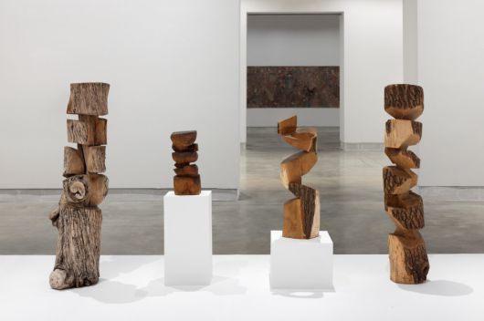 ‘전기톱을 든 할머니 조각가’ 김윤신의 나무 조각 작품. 3월 경기 용인 호암미술관에서 70년 작업 세계를 조명하는 첫 대규모 회고전이 열린다. 김윤신 작가 제공