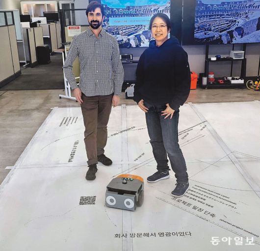 미국 캘리포니아주 실리콘밸리에 있는 로봇 스타트업 ‘더스티 로보스틱’에서 지난해 12월 16일 (현지시간) 이 회사 임원들이 로봇을 작동해 보이고 있다. 여러 언어를 출력할 수 있는 로봇이 ‘회사 방문해서 영광이었다’는 한글 문장을 바닥에 찍어냈다. 실리콘밸리=신진우 특파원