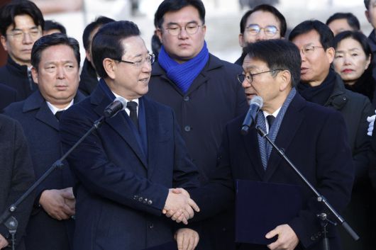 2일 광주 북구 운정동 국립5·18민주묘지 민주의문 앞에서 강기정 광주시장과 김영록 전남도지사가 광주·전남 대통합 추진 공동선언문을 발표하고 있다. 2026.1.2/뉴스1