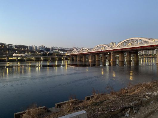 아침 기온이 최저 -14도까지 떨어지며 강추위가 이어지고 있는 3일 서울 한강이 얼어붙어 있다. 이번 한강 결빙은 평년보다 7일, 지난 겨울보다 37일 빠르게 나타났다.  2026.1.3 기상청 제공