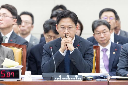 배경훈 과학기술정보통신부 장관 겸 부총리가 2025년 12월 31일 서울 여의도 국회에서 열린 제430회국회(임시회) 쿠팡 침해사고 및 개인정보 유출, 불공정 거래, 노동환경 실태 파악과 재발방지 대책 마련을 위한 연석 청문회에서 생각에 잠겨있다. 뉴스1