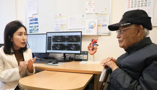 지난해 11월 경피적 대동맥판막 치환술(타비 시술)을 받은 김윤범 씨(오른쪽)가 지난달 건강 상태를 확인하기 위해 박성지 삼성서울병원 순환기내과 교수와 만났다. 심장 기능은 모두 정상이고 숨 막힘도 많이 사라진 것으로 나타났다. 박 교수는 90세 이상 고령자도 타비 시술을 받을 수 있다고 말했다. 김 씨는 박 교수의 헌신에 감사하다고 했다. 삼성서울병원 제공