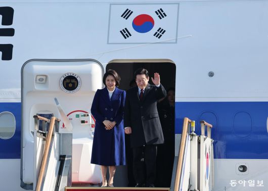 3박 4일간 중국을 국빈 방문하는 이재명 대통령과 김혜경 여사가 4일 오전 성남 서울공항에서 공군 1호기에 올라 환송객들에게 인사를 하고 있다. 송은석 기자 silverstone@donga.com