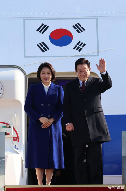 3박 4일간 중국을 국빈 방문하는 이재명 대통령과 김혜경 여사가 4일 오전 성남 서울공항에서 공군 1호기에 올라 환송객들에게 인사를 하고 있다. 송은석 기자 silverstone@donga.com