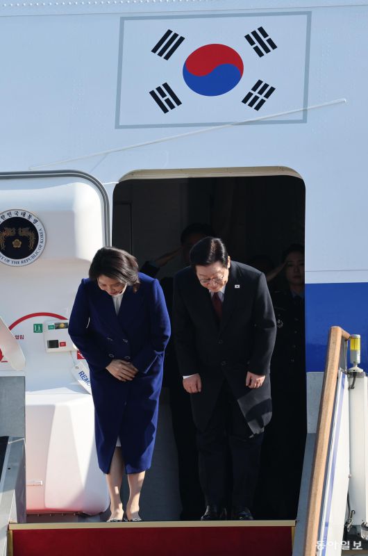 3박 4일간 중국을 국빈 방문하는 이재명 대통령과 김혜경 여사가 4일 오전 성남 서울공항에서 공군 1호기에 올라 환송객들에게 인사를 하고 있다. 송은석 기자 silverstone@donga.com