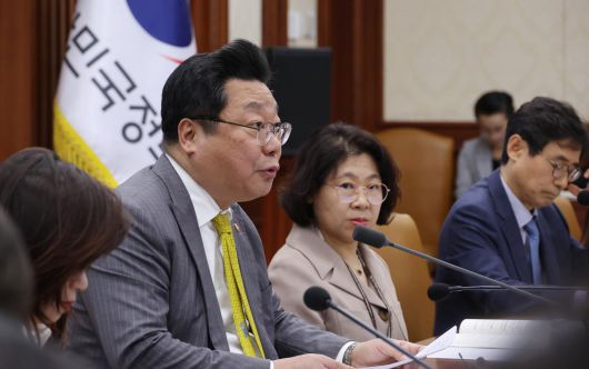 주형환 저출산고령사회위원회 부위원장이 서울 종로구 정부서울청사에서 열린 인구비상대책회의에 참석해 발언하는 모습. 주 부위원장은 지난달 사임했다. 뉴시스