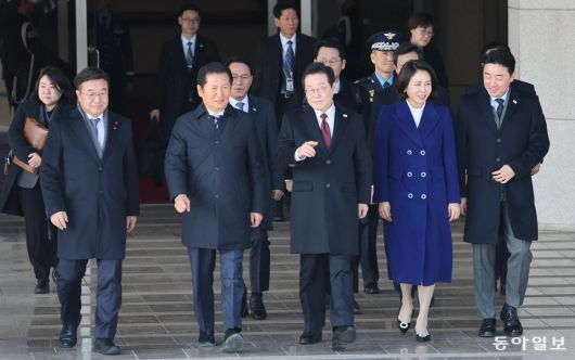 3박 4일간 중국을 국빈 방문하는 이재명 대통령과 김혜경 여사가 4일 오전 성남 서울공항에서 환송 나온 정청래 더불어민주당 대표 등과 공군 1호기로 향하고 있다. 송은석 기자 silverstone@donga.com