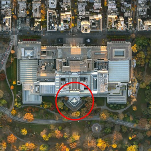 미국 뉴욕 센트럴파크 내 MET는 1970년 개관 100주년을 맞아 대대적으로 증축했다. 삼각형처럼 튀어나온 공간(원 안)이 리먼 컬렉션이 전시된 ‘리먼 윙’이다. 사진 출처 하버드비즈니스스쿨 홈페이지·MET