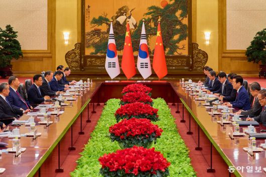 이재명 대통령과 시진핑 중국 국가주석이 5일 오후 베이징 인민대회당 동대청에서 한중 정상회담을 갖고 있다. 베이징=송은석 기자 silverstone@donga.com