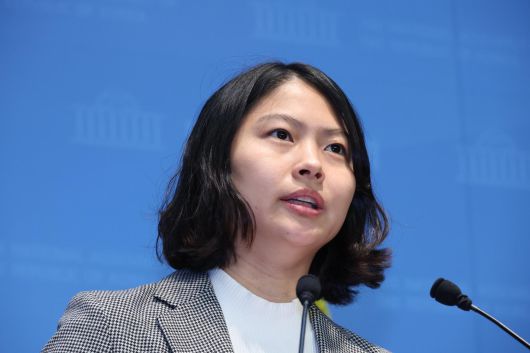 손주하 국민의힘 서울 중구 구의원이 5일 오전 서울 여의도 국회 소통관에서 ‘이혜훈 기획예산처 장관 후보자 갑질 폭로 기자회견’을 열고 피해를 주장하고 있다. 뉴시스