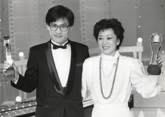 제24회 대종상영화제에서 남녀 주연상을 수상한 안성기(왼쪽)와 김지미.