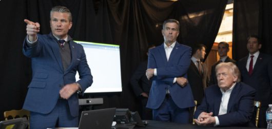 피트 헤그세스 미국 국방장관, 존 랫클리프 중앙정보국(CIA) 국장, 도널드 트럼프 대통령(왼쪽부터)이 3일(현지 시간) 플로리다주 마러라고 리조트에 차려진 상황실에서 니콜라스 마두로 베네수엘라 대통령 체포 작전 상황을 실시간으로 지켜보고 있다. 사진 출처 트루스소셜