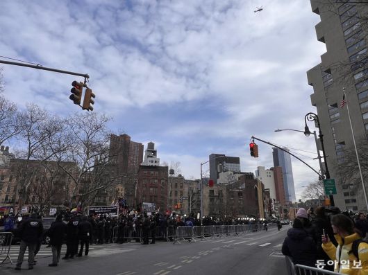 5일 마두로 대통령의 재판이 진행되는 동안 법원 상공에는 5대의 헬기가 배치돼 삼엄한 경비를 펼쳤다. 뉴욕=임우선 특파원