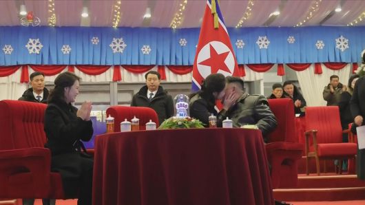 북한 조선중앙TV는 김정은 북한 국무위원장이 지난 1일 평양 5월1일경기장에서 열린 2026년 신년경축공연에 참석했다고 1일 보도했다. 이 자리에는 부인 리설주와 딸 주애가 함께했다. 뉴시스