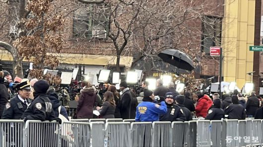 5일 법원 앞에는 세계 각국의 취재진들이 모여 역대급 취재 열기를 보였다. 미국 법원은 법정 내 전자기기를 일체 허용하지 않아 촬영과 녹음이 불가능하다. 이에 취재진들은 법원 밖에서 중계를 전했다.