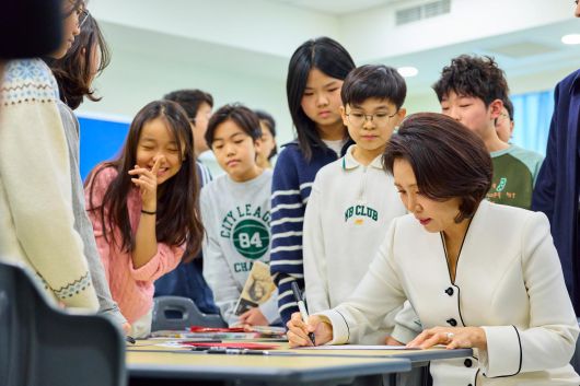 김혜경 여사가 6일 중국 베이징 한국국제학교를 찾아 연하장 만들기 수업을 참관하고 있다. 2026.1.6/뉴스1