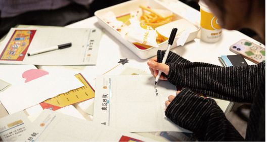 참가자들이 신문 1면을 본뜬 활동지 헤드라인 칸에 새해 목표를 적고 있다.