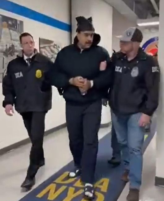 마약단속국 뉴욕지부 압송된 마두로. 3일(현지 시간) 니콜라스 마두로 베네수엘라 대통령(가운데)이 미국 뉴욕의 마약단속국(DEA) 뉴욕지부에서 수갑을 찬 채 요원들에게 둘러싸여 걸어가고 있다. 사진 출처 미국 백악관 X 계정