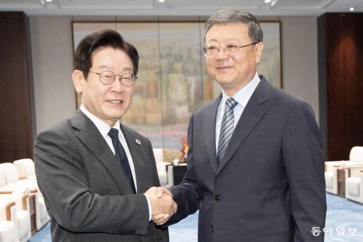 중국을 국빈방문 중인 이재명 대통령이 6일 상하이 세계회객청에서 열린 천지닝 상하이시 당 서기 주최 만찬에 참석하며 천지닝 당 서기와 인사하고 있다. 2026.1.6 송은석 기자 silverstone@donga.com