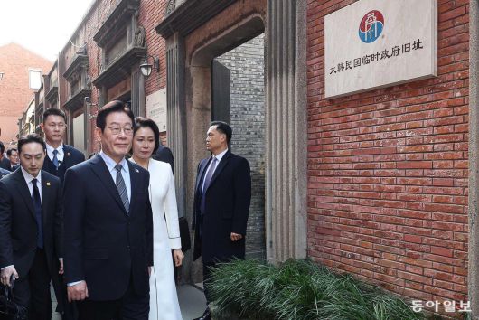 이재명 대통령과 김혜경 여사가 7일 오후 상하이 임시정부청사 기념관을 방문하고 있다. 상하이=송은석 기자 silverstone@donga.com