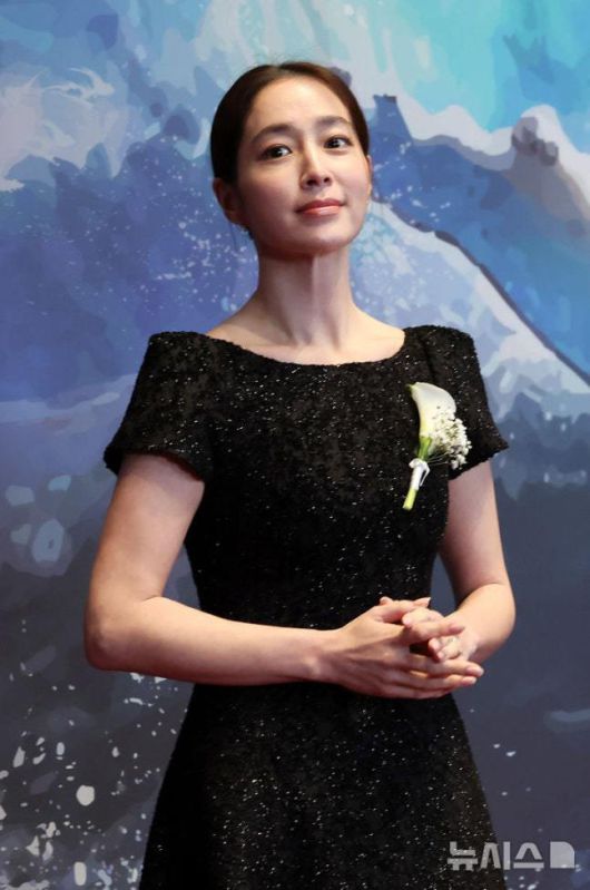 배우 이민정이 6일 서울 중구 신라호텔에서 열린 2026 대한민국 퍼스트브랜드 대상에서 포즈를 취하고 있다. 2026.01.06 뉴시스