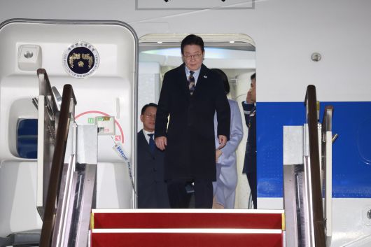 [중국 국빈 방문 일정을 마친 이재명 대통령이 7일 경기 성남 서울공항에 도착해 공군 1호기에서 내리고 있다. 2026.01.07. 뉴시스