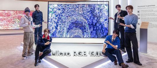 삼성전자 ‘130형 마이크로 RGB TV’ 소개하는 보이그룹 6인조 보이그룹 라이즈가 미국 라스베이거스에서 열리는 ‘CES 2026’에서 세계 최초로 공개되는 삼성전자의 ‘130형 마이크로 RGB TV’를 소개하고 있다. 라이즈는 삼성전자의 글로벌 앰배서더로 삼성전자가 CES 2026 기간에 여는 ‘더 퍼스트 룩’ 행사에 참여한다. 삼성전자 제공