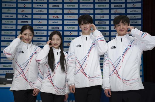 피겨 차준환을 비롯한 피겨 대표팀 선수들이 7일 충북 진천 국가대표선수촌에서 열린 밀라노코르티나 동계올림픽 D-30 미디어데이에서 기념촬영하고 있다. 왼쪽부터 이해인, 신지아, 차준환, 김현겸. 2026.01.07. [진천=뉴시스]