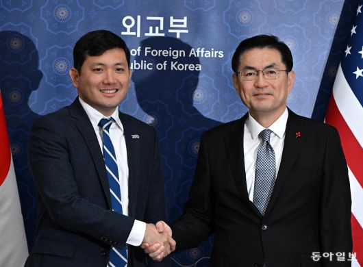 정연두 외교부 외교전략정보본부장(오른쪽)과 케빈 김 주한 미국대사대리가 지난해 12월 16일 서울 종로구 정부서울청사 별관에서 열린 한미 정상회담 조인트 팩트시트(공동 설명자료) 후속 협의에 앞서 기념 촬영을 하고 있다. 동아일보DB