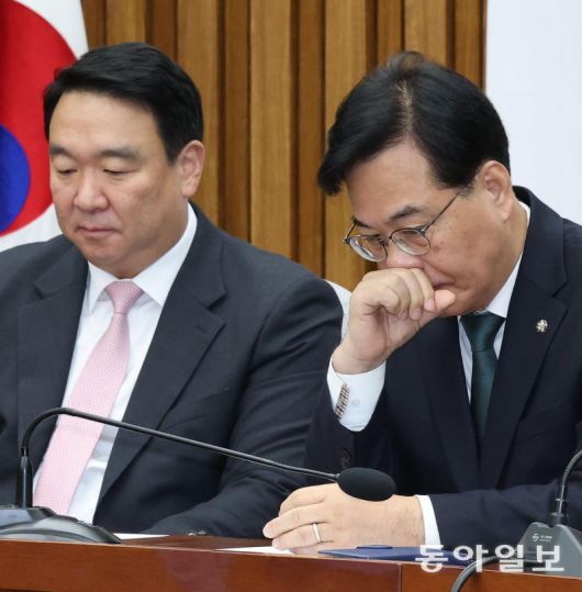 국민의힘 송언석 원내대표(오른쪽)가 6일 국회에서 열린 원내대책회의에 참석해 생각에 잠겨 있다. 송 원내대표는 이날 “정교 유착, 공천 뇌물, 항소 포기 등 이재명 정권의 3대 권력형 범죄 게이트 진상 규명을 위한 2특·1조(2특검·1국정조사)를 신속하게 추진해야 한다”고 밝혔다. 왼쪽은 정희용 사무총장. 이훈구 기자 ufo@donga.com