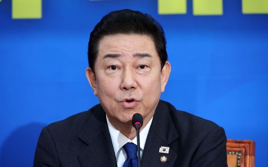 지난해 12월 30일 김병기 더불어민주당 원내대표가 서울 여의도 국회에서 열린 원내대책회의에서 원내대표 사퇴 의사를 밝히고 있다. 뉴시스