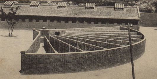 수감자 운동시설인 격벽장. 운동할 때 대화하거나 도주하는 것을 막으려고 부채꼴 모양의 격벽을 세워 감시했다.  사진 출처 국립중앙도서관