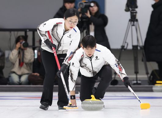 컬링 믹스더블 김선영과 정영석이 7일 충북 진천선수촌 챔피언하우스에서 열린 2026 밀라노코르티나동계올림픽대회 D-30 미디어데이 및 훈련 공개에서 훈련을 하고 있다. 2026.1.7/뉴스1