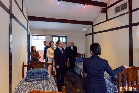 이재명 대통령과 김혜경 여사가 7일 오후 상하이 임시정부청사 기념관을 둘러보고 있다. 상하이=송은석 기자 silverstone@donga.com