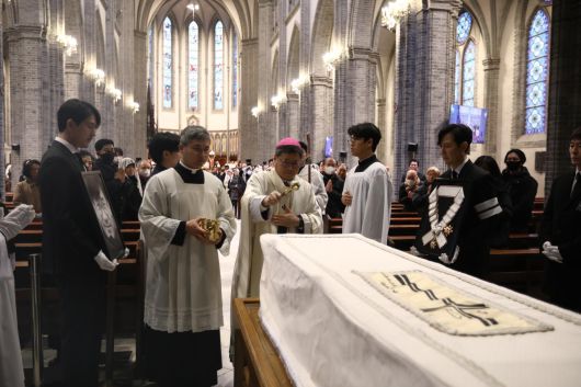 천주교 서울대교구장 정순택 대주교가 9일 서울 중구 명동성당에서 故 안성기(사도 요한) 배우의 장례미사를 집전하고 있다. 천주교 서울대교구 제공