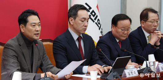 국민의힘 장동혁 대표(왼쪽)가 8일 서울 여의도 국회에서 열린 최고위원회의에서 발언하고 있다. 이날 장 대표는 3선 정점식 의원을 정책위의장에 내정했고, 지명직 최고위원으로 조광한 경기 남양주병 당협위원장을 임명했다. 이훈구 기자 ufo@donga.com