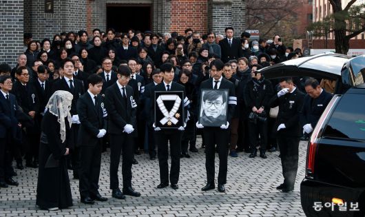 국민배우 안성기의 영결식이 열린 9일 서울 명동성당에서 유족과 동료들이 고인을 배웅하고 있다. 송은석 기자 silverstone@donga.com