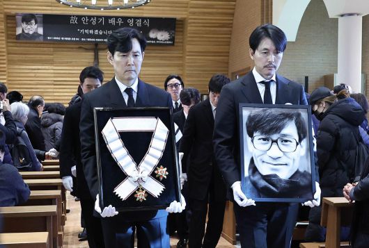 9일 오전 서울 중구 명동성당에서 열린 故 안성기 영결식을 마치고 유족과 동료 배우들이 성당을 나서고 있다. 사진공동취재