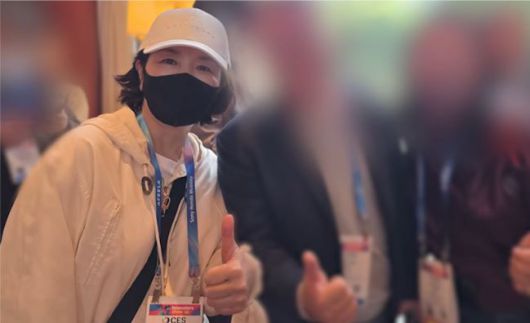 ‘1억 공천 뇌물’ 의혹으로 수사를 앞둔 김경 서울시의원이 미국 라스베이거스에서 열린 CES(소비자 가전 전시회) 2026 현장에서 포착돼 논란이 일고 있다. MBC 뉴스 캡처