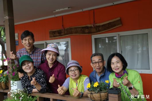 인천 중구 무의도 하나개해수욕장에서 ‘맨발 걷기 아미사 힐링하우스’ 를 운영하고 도와주는 사람들. 왼쪽에서 세 번째가 문정희 삐땅기의원성형외과 대표다. 동아일보 DB