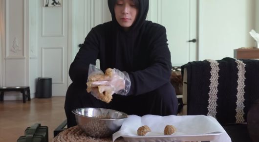 가수 던이 유튜브 채널에 두바이쫀득쿠키를 직접 만들어보는 영상을 공개했다. DAWN 유튜브 채널 캡처