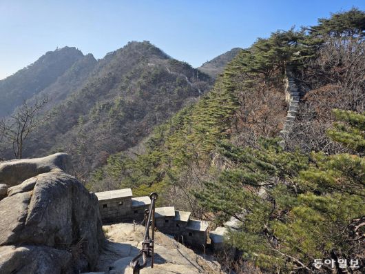 보국문 가는 길의 북한산성
