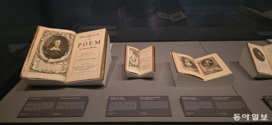 왼쪽부터 존 밀턴의 ‘실낙원’, 알렉산더 포프가 번역한 ‘호메로스의 오디세이’와 ‘호메로스의 일리아드’. 부산=김선미 기자 kimsunmi@donga.com