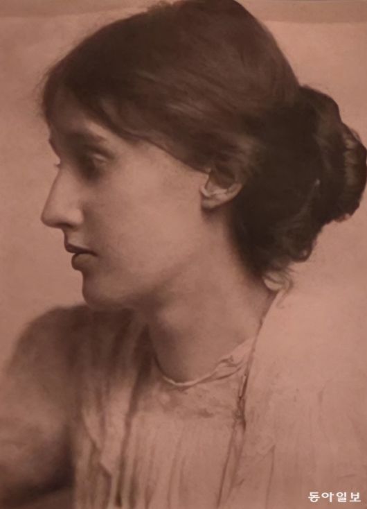 버지니아 울프 사진. 1902년 사진가 조지 찰스 베리스퍼드를 찾아가 촬영한 사진이다.